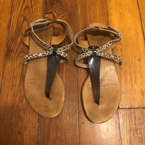 Leather flat sandals